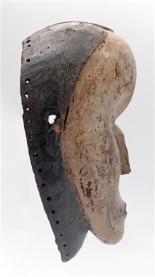 Lot 1545 - Fang mask
