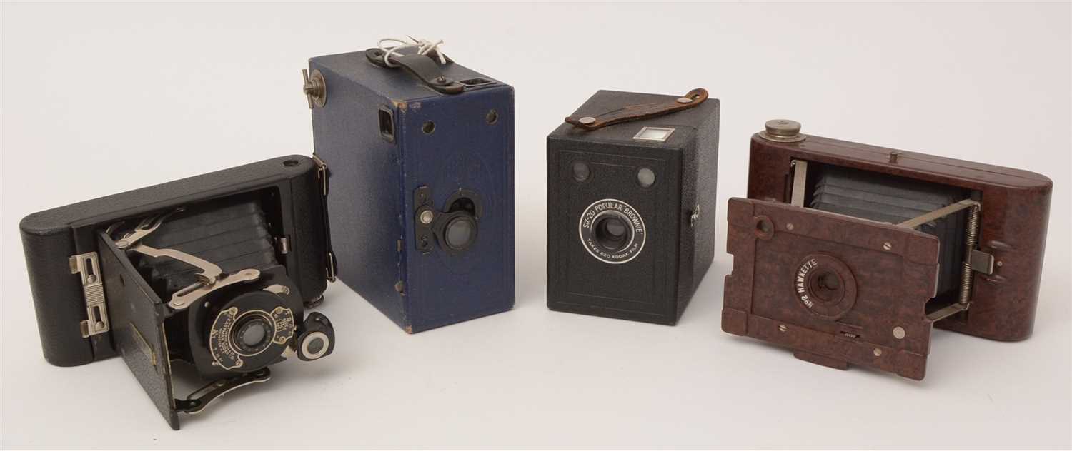 Lot 1439 - Cameras and photographic sundries.