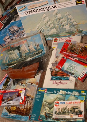 Lot 1416 - Plastic construction kits and modelling knives and accessories.