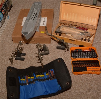 Lot 1416 - Plastic construction kits and modelling knives and accessories.