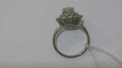 Lot 200 - Diamond cluster ring