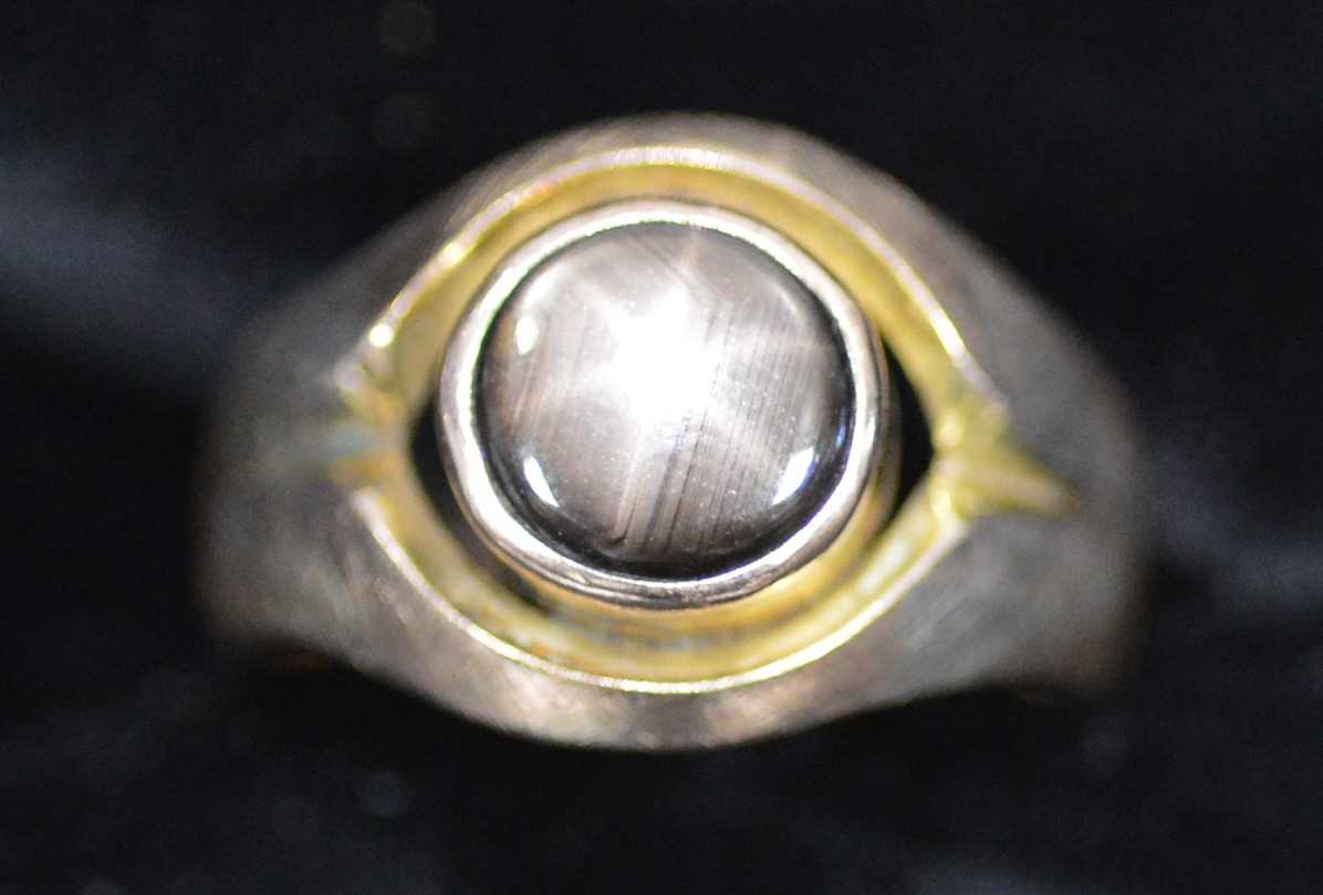 Lot 131 - Star sapphire ring