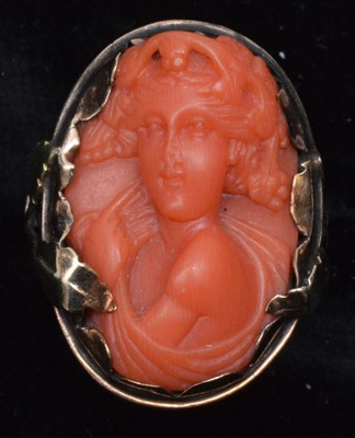 Lot 119 - Coral ring