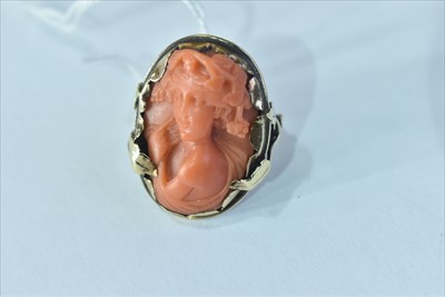 Lot 119 - Coral ring