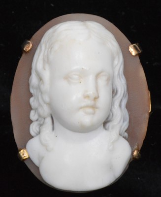 Lot 116 - Carved shell cameo ring