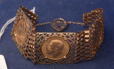 Lot 611 - Sovereign bracelet