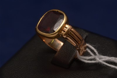 Lot 584 - Garnet ring