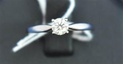Lot 643 - Diamond ring
