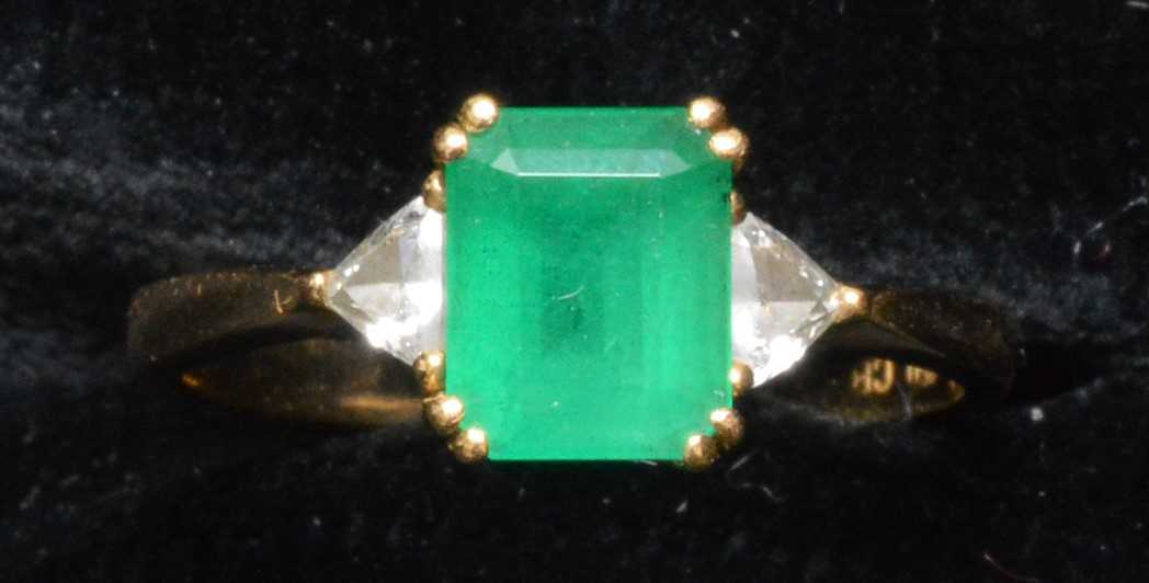 Lot 63 - Emerald and diamond ring