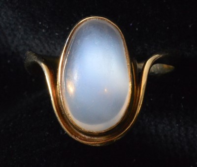 Lot 95 - A moonstone ring