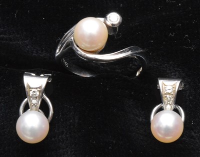 Lot 168 - Pearl and diamond ring and earrings