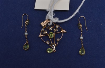 Lot 65 - A Edwardian Art Nouveau style gold, seed pearl and peridot pendant; and pendant earrings (3)