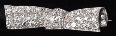 Lot 156 - Diamond brooch