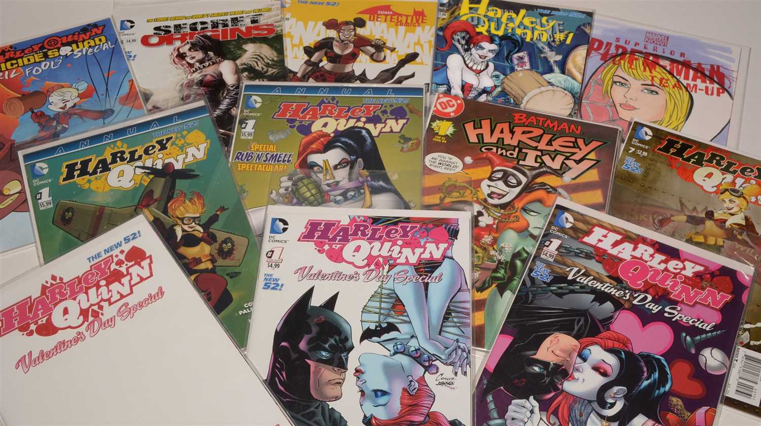 Lot 1573 - Harley Quinn Valentine's Day Special No. 1 and other titles