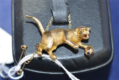 Lot 93 - Gold cat brooch