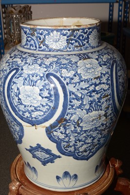 Lot 463 - Chinese blue and white vase cover and stand