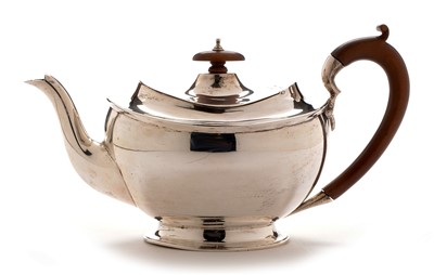 Lot 290 - George V silver teapot