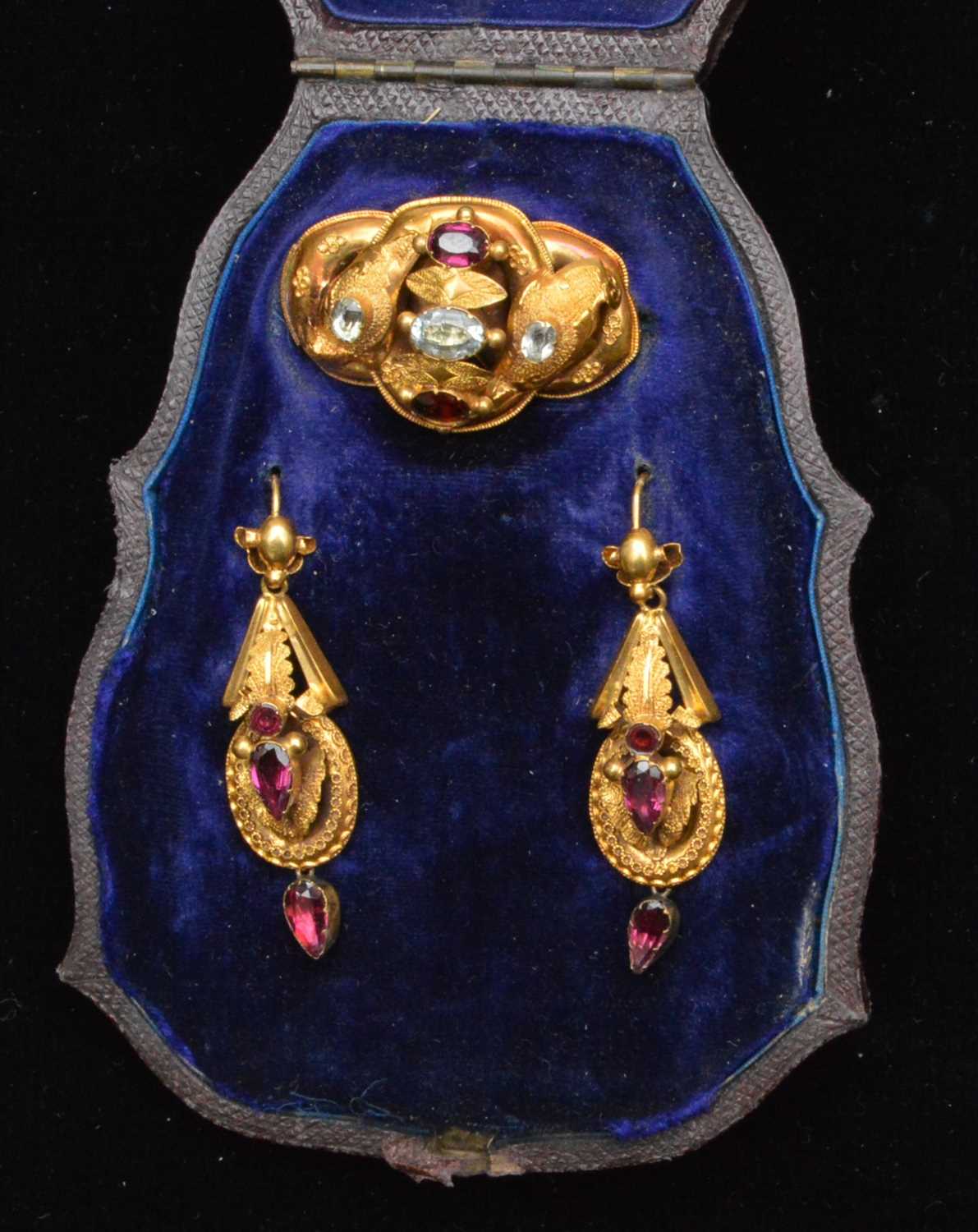 Lot 100 - Victorian brooch and earrings