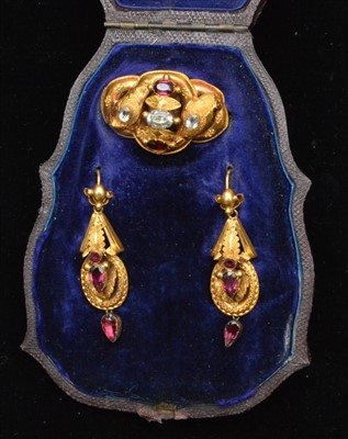 Lot 100 - Victorian brooch and earrings