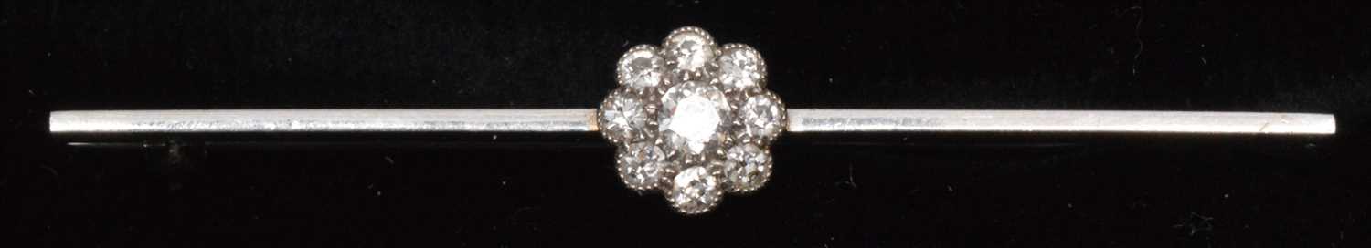 Lot 122 - Diamond bar brooch