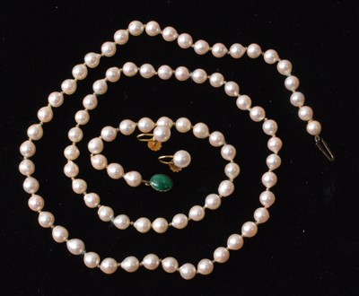Lot 123 - Cultured pearl necklace and earrings
