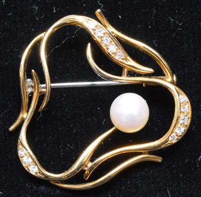 Lot 167 - Pearl and diamond brooch
