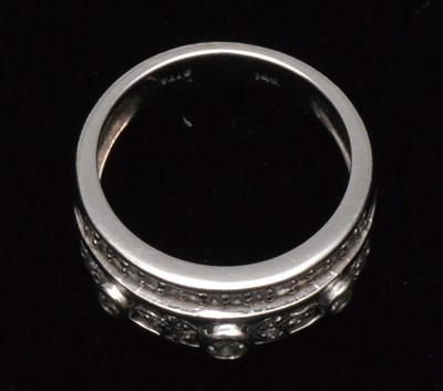 Lot 174 - Diamond dress ring