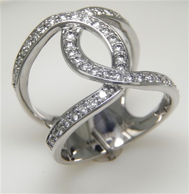 Lot 184 - Diamond dress ring