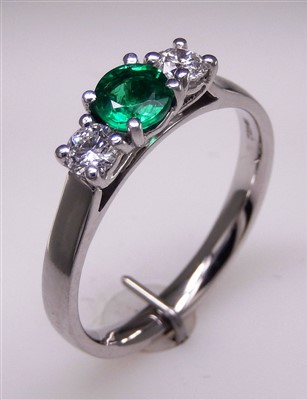 Lot 185 - Emerald and diamond ring