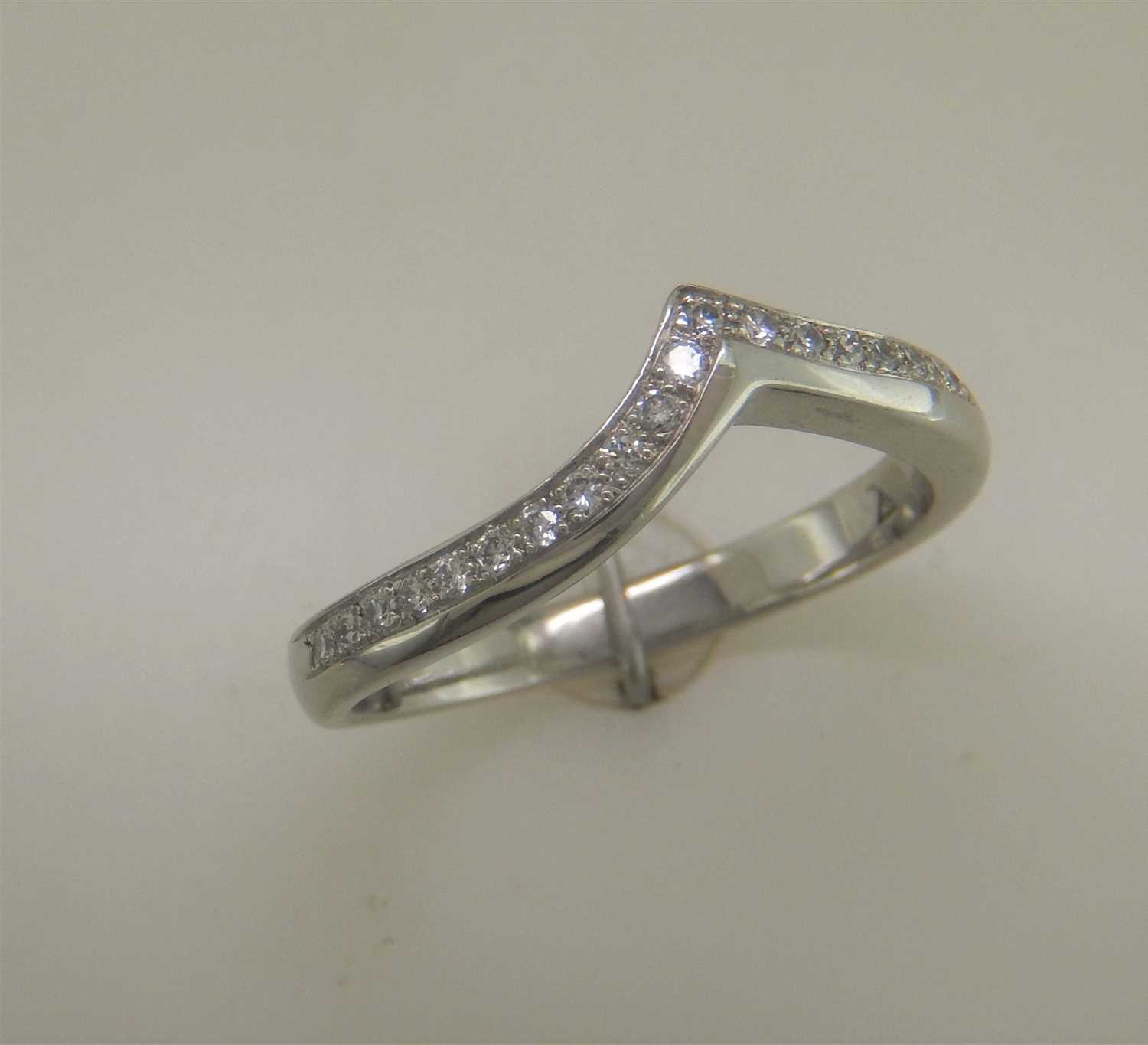 Lot 186 - Diamond shaped ring