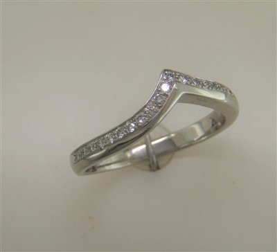 Lot 186 - Diamond shaped ring