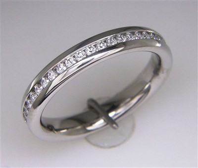 Lot 210 - Diamond eternity ring