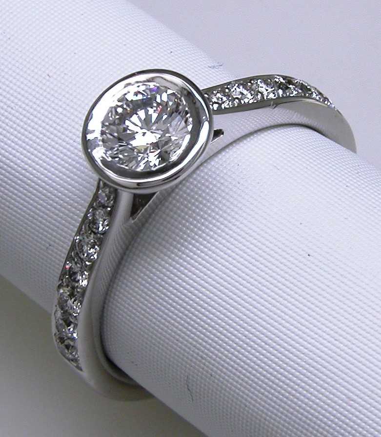 Lot 212 - Diamond ring