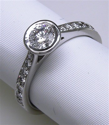 Lot 212 - Diamond ring