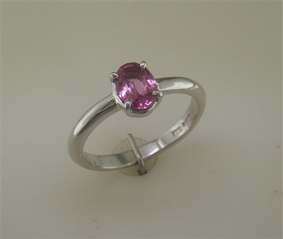 Lot 218 - Pink sapphire ring