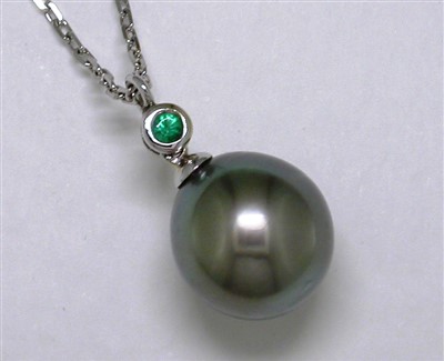 Lot 231 - Emerald and pearl pendant