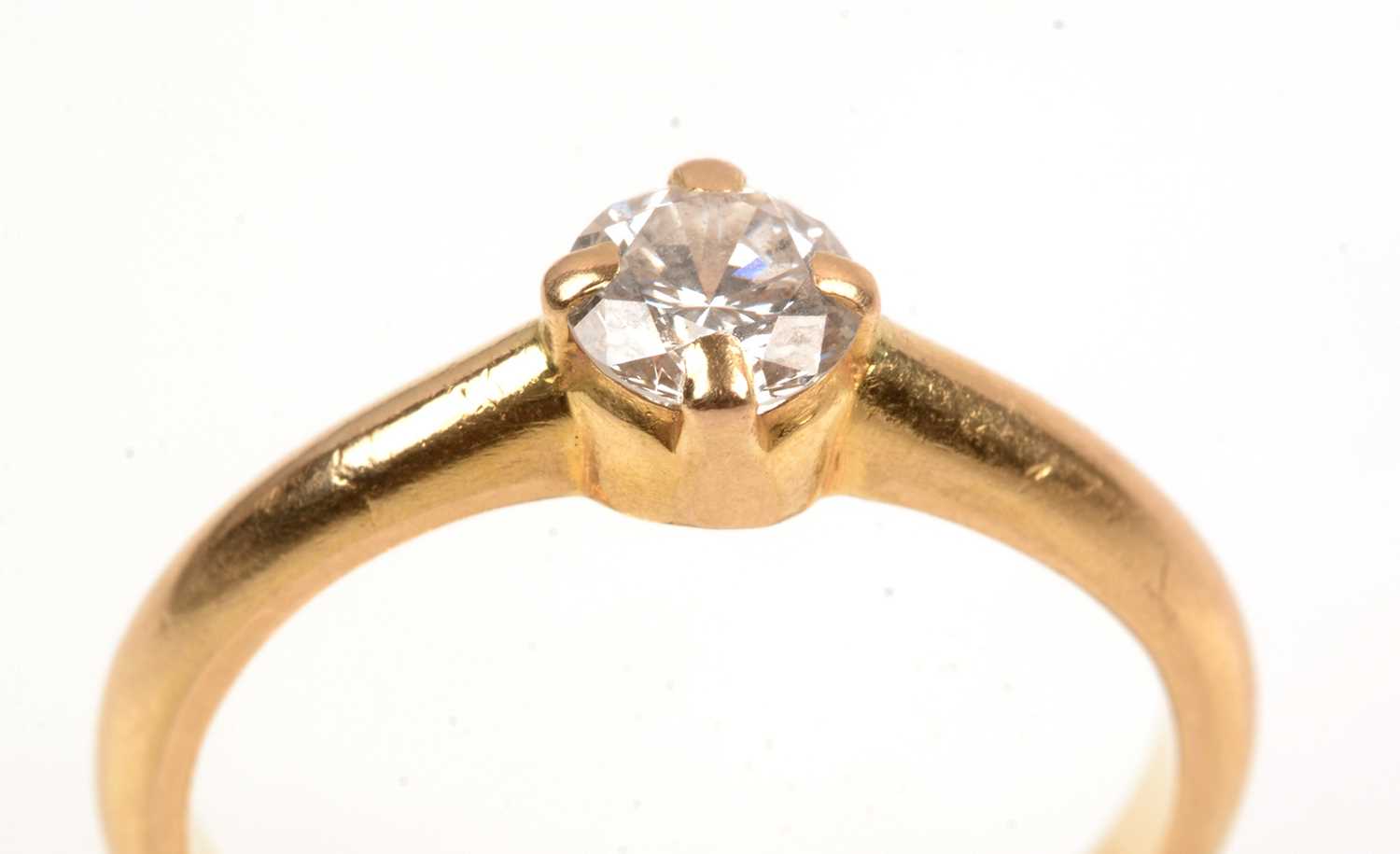 Lot 71 - Single stone diamond ring