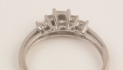 Lot 215 - Diamond ring