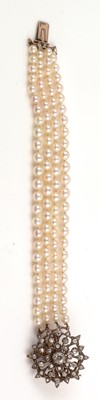 Lot 196 - Pearl bracelet with diamond clasp