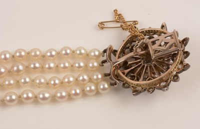 Lot 8 - Pearl bracelet with diamond clasp