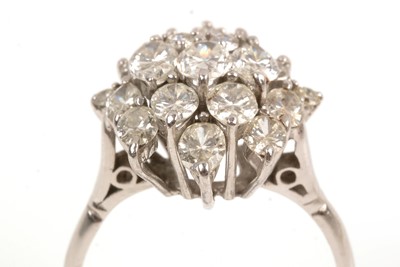 Lot 147 - Diamond dress ring