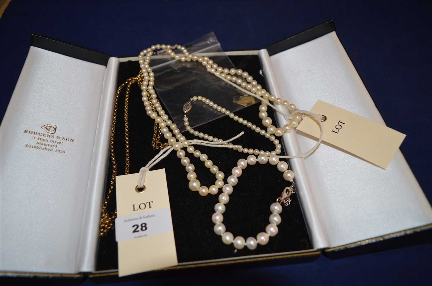 Lot 28 - Cultured pearls and gold chain