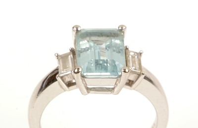 Lot 109 - Aquamarine and diamond ring