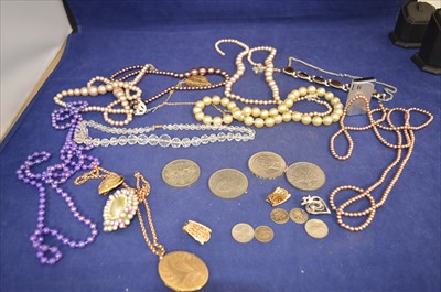 Lot 152 - Gold locket and costume jewellery