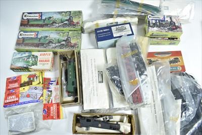 Lot 305 - Railway interest construction kits