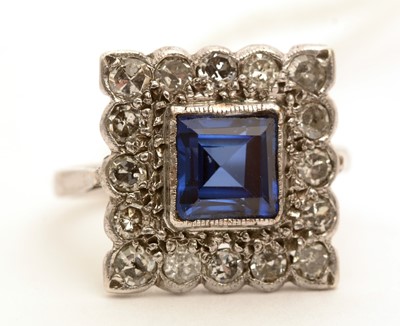 Lot 152 - A sapphire and diamond cluster ring