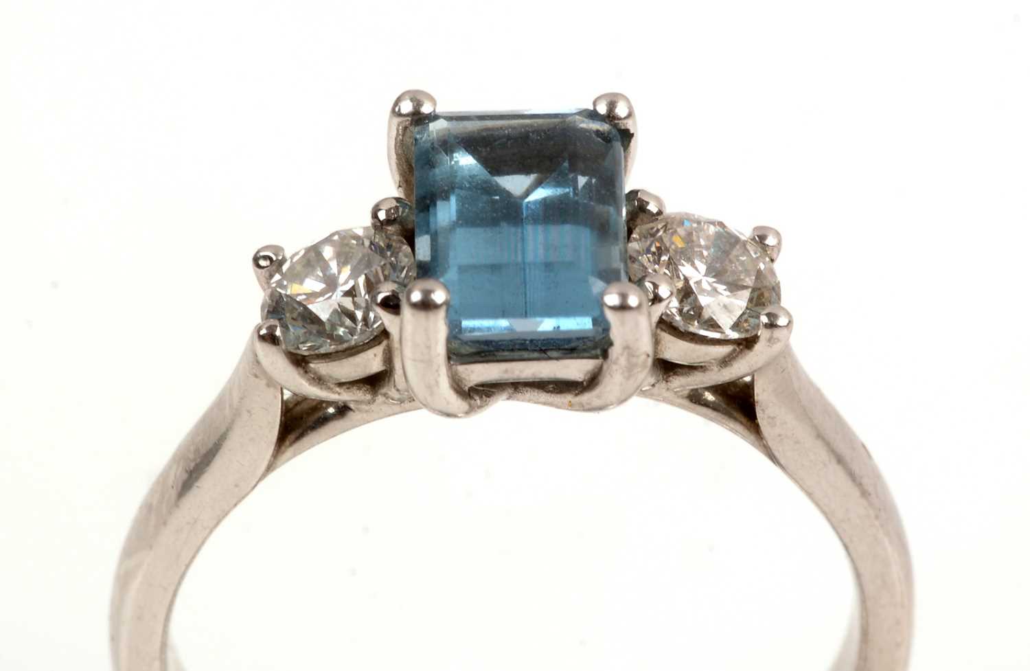 Lot 106 - Aquamarine and diamond ring