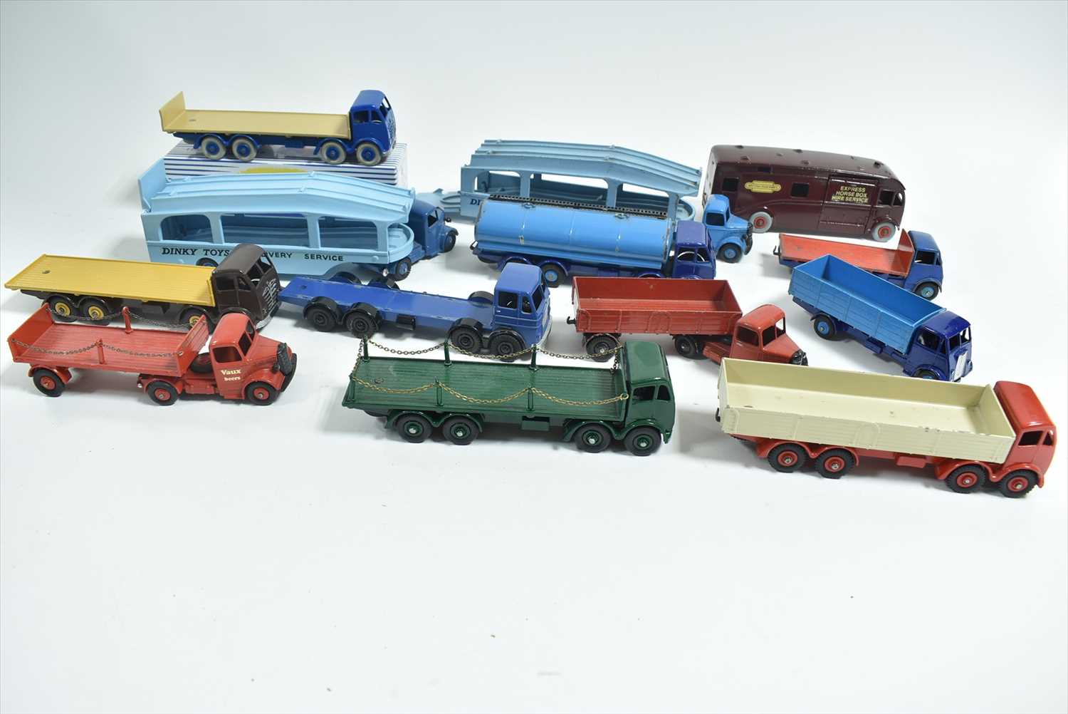 Lot 184 - Dinky wagons