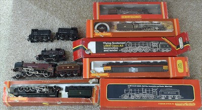 Lot 318 - Hornby locomotives and train items