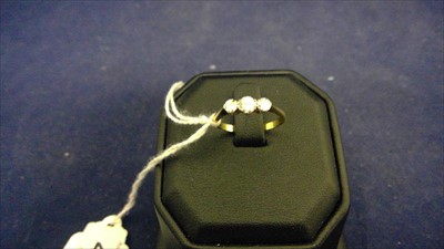 Lot 496 - Three stone diamond ring